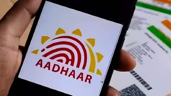 Aadhar Card: आधार कार्ड भारत के हर नागरिक की एक महत्वपूर्ण पहचान है जिसमें 12 अंकों की यूनीक आईडी होती है. इसमें व्यक्ति की बायोमेट्रिक जानकारी, नाम, फोटो और पता दर्ज होता है.