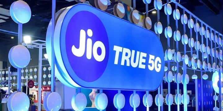 Jio सबसे बड़ा नेटवर्क ऑपरेटर माना जाता है जबकि Airtel और BSNL भी अपने यूजर्स के लिए अच्छी सेवाएं प्रदान कर रहे हैं. आइए जानते हैं इनके सस्ते WiFi प्लान्स के बारे में.