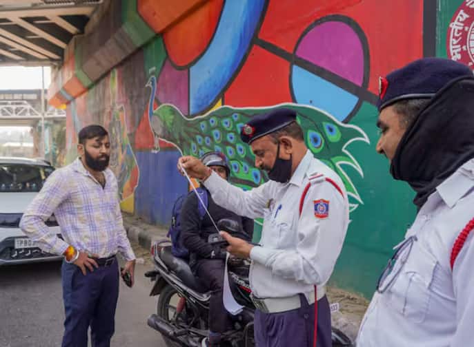 ਸੜਕਾਂ 'ਤੇ ਚਲਣ ਵਾਲੇ ਹਰ ਡਰਾਈਵਰ ਨੂੰ ਟ੍ਰੈਫਿਕ ਨਿਯਮਾਂ ਦੀ ਪਾਲਣਾ ਕਰਨੀ ਪੈਂਦੀ ਹੈ, ਜੇਕਰ ਉਹ ਅਜਿਹਾ ਨਹੀਂ ਕਰਦੇ ਹਨ, ਤਾਂ ਟ੍ਰੈਫਿਕ ਪੁਲਿਸ ਉਨ੍ਹਾਂ ਨੂੰ ਫੜ ਲੈਂਦੀ ਹੈ ਅਤੇ ਜੁਰਮਾਨਾ ਲਗਾਇਆ ਜਾਂਦਾ ਹੈ। ਅਜਿਹੇ ਲੋਕਾਂ ਵਿਰੁੱਧ ਮੋਟਰ ਵਹੀਕਲ ਐਕਟ ਤਹਿਤ ਕਾਰਵਾਈ ਕੀਤੀ ਜਾਂਦੀ ਹੈ; ਹਰ ਸਾਲ ਟ੍ਰੈਫਿਕ ਵਿਭਾਗ ਵੱਲੋਂ ਕਰੋੜਾਂ ਰੁਪਏ ਦੇ ਚਲਾਨ ਜਾਰੀ ਕੀਤੇ ਜਾਂਦੇ ਹਨ। ਕੁਝ ਸਾਲ ਪਹਿਲਾਂ, ਇਸ ਜੁਰਮਾਨੇ ਵਿੱਚ ਕਾਫ਼ੀ ਵਾਧਾ ਕੀਤਾ ਗਿਆ ਸੀ।