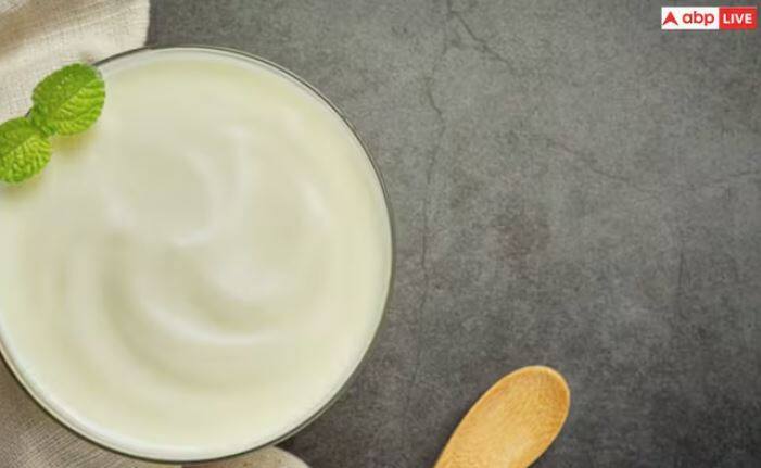 ਇੱਕ ਕਟੋਰੀ ਦਹੀਂ ਦਾ ਸੇਵਨ ਸਿਹਤ ਲਈ ਬਹੁਤ ਫਾਇਦੇਮੰਦ ਮੰਨਿਆ ਜਾਂਦਾ ਹੈ। ਇਸ ਵਿੱਚ ਮੌਜੂਦ ਪ੍ਰੋਬਾਇਓਟਿਕ ਤੱਤ ਅਤੇ ਭਰਪੂਰ ਮਾਤਰਾ ਵਿੱਚ ਪੌਸ਼ਟਿਕ ਤੱਤ ਪਾਚਨ ਕਿਰਿਆ ਨੂੰ ਬਿਹਤਰ ਬਣਾਉਣ ਦੇ ਨਾਲ-ਨਾਲ ਪ੍ਰਤੀਰੋਧਕ ਸ਼ਕਤੀ ਨੂੰ ਬਿਹਤਰ ਬਣਾਉਣ ਅਤੇ ਹੱਡੀਆਂ ਨੂੰ ਮਜ਼ਬੂਤ ​​ਬਣਾਉਣ ਵਿੱਚ ਮਦਦ ਕਰਦੇ ਹਨ।