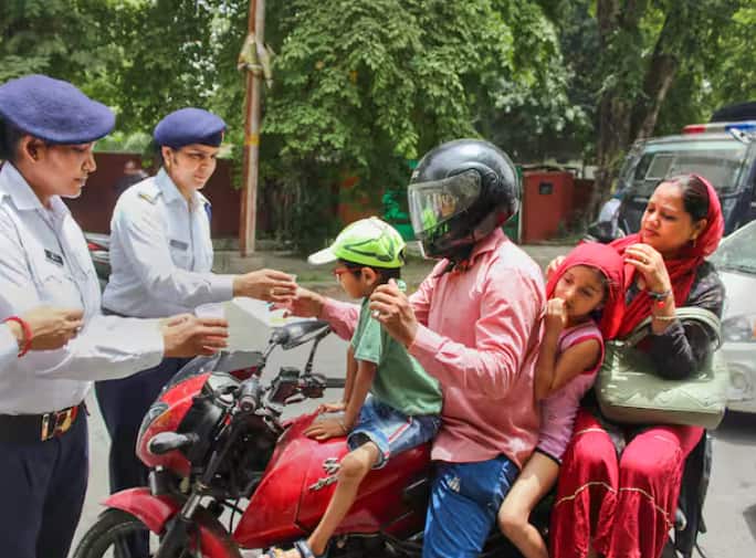 ਹੁਣ ਗੱਡੀ ਚਲਾਉਂਦੇ ਸਮੇਂ ਫ਼ੋਨ ਦੀ ਵਰਤੋਂ ਕਰਨ 'ਤੇ ਤੁਹਾਨੂੰ 5,000 ਰੁਪਏ ਤੱਕ ਦਾ ਜੁਰਮਾਨਾ ਹੋ ਸਕਦਾ ਹੈ। ਇਹ ਨਵੇਂ ਨਿਯਮ 1 ਮਾਰਚ ਤੋਂ ਲਾਗੂ ਹੋ ਗਏ ਹਨ, ਜਿਸ ਦਾ ਮਤਲਬ ਹੈ ਕਿ ਤੁਹਾਡੀ ਇੱਕ ਗਲਤੀ ਤੁਹਾਡੀ ਜੇਬ ਲਈ ਮਹਿੰਗੀ ਸਾਬਤ ਹੋ ਸਕਦੀ ਹੈ।