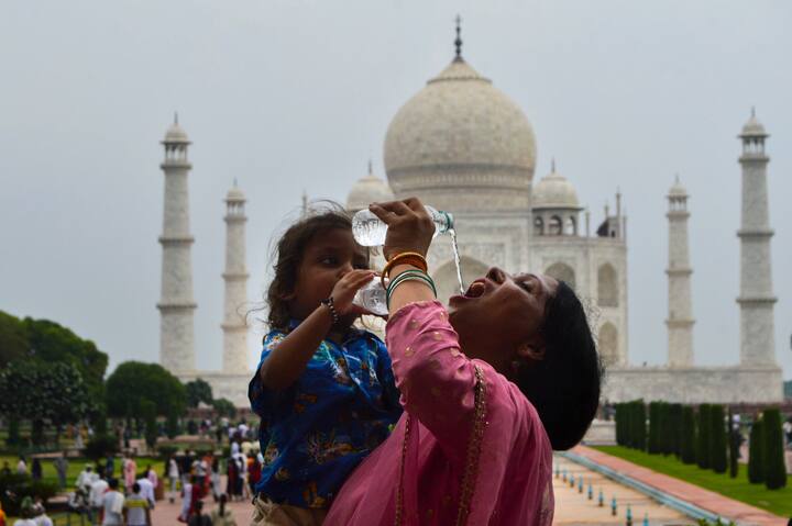 दिल्ली समेत देश के कई राज्यों में तापमान तेजी से बढ़ रहा है. मौसम विभाग की तरफ से ओडिशा और नॉर्थ तेलंगाना को लेकर हीटवेव वार्निंग जारी की गई है.