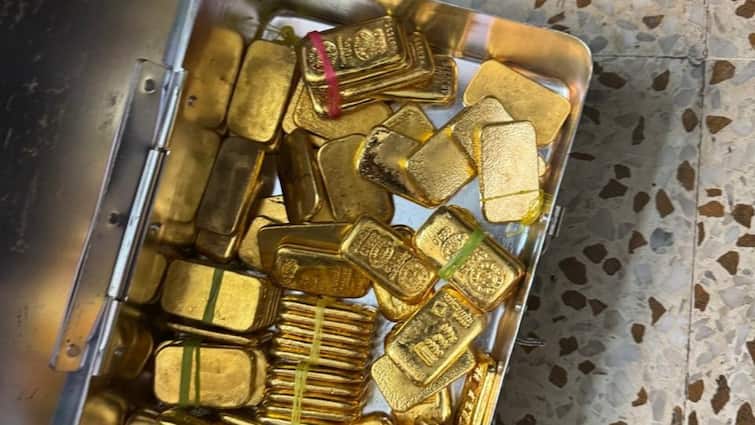 DRI and ATS Raid in Stock Market operator Ahmedabad Flat 100 kg Gold Seized अहमदाबाद के बंद फ्लैट में मिला 100 किलो सोना! रेड में DRI और ATS टीम के उड़े होश