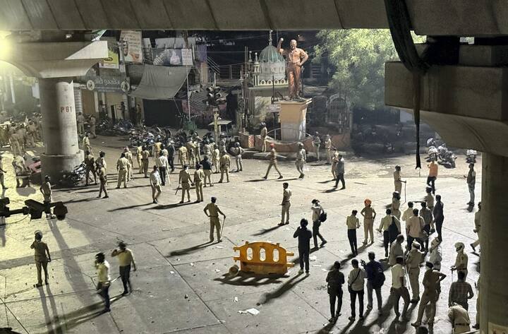 इस बवाल में डीसीपी निकेतन कदम पर कुल्हाड़ी से हमला किया गया. सवाल है कि आखिर कुल्हाड़ी से कैसे हमला किया गया? क्या इस घटना के पीछे कोई साजिश तो नहीं है? दरअसल, ये सवाल इसलिए क्योंकि महाराष्ट्र के डिप्टी सीएम एकनाथ शिंदे ने एबीपी न्यूज़ से बातचीत में कहा कि इसके पीछे साजिश है.