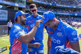 ਅਰਜੁਨ ਤੇਂਦੁਲਕਰ ਕਰਨਗੇ ਆਪਣਾ ਡੈਬਿਊ ਲੰਬੇ ਸਮੇਂ ਤੋਂ ਟੀਮ ਇੰਡੀਆ ਵਿੱਚ ਆਪਣੇ ਡੈਬਿਊ ਲਈ ਇੰਤਜ਼ਾਰ ਕਰ ਰਹੇ ਅਰਜੁਨ ਤੇਂਦੁਲਕਰ ਲਈ ਹੁਣ ਉਡੀਕ ਖਤਮ ਹੋਣ ਵਾਲੀ ਹੈ ਜਿੱਥੇ ਇਸ ਆਲਰਾਊਂਡਰ ਖਿਡਾਰੀ ਨੂੰ ਇੰਗਲੈਂਡ ਵਿਰੁੱਧ ਅਜ਼ਮਾਇਆ ਜਾ ਸਕਦਾ ਹੈ। ਦੱਸ ਦੇਈਏ ਕਿ ਨੌਜਵਾਨ ਭਾਰਤੀ ਬੱਲੇਬਾਜ਼ਾਂ ਅਤੇ ਗੇਂਦਬਾਜ਼ਾਂ ਦੀ ਸਵਿੰਗ ਅਤੇ ਉਛਾਲ ਵਾਲੀ ਪਿੱਚ 'ਤੇ ਪਰਖ ਹੋਵੇਗੀ। ਜਿਸ ਤਰ੍ਹਾਂ ਅਰਜੁਨ ਤੇਂਦੁਲਕਰ ਨੇ ਘਰੇਲੂ ਕ੍ਰਿਕਟ ਅਤੇ ਫਿਰ ਆਈਪੀਐਲ ਵਿੱਚ ਗੇਂਦ ਅਤੇ ਬੱਲੇ ਨਾਲ ਤਹਿਲਕਾ ਮਚਾਇਆ, ਇਹੀ ਕਾਰਨ ਹੈ ਕਿ ਬੀਸੀਸੀਆਈ ਉਸਨੂੰ ਡੈਬਿਊ ਕੈਪ ਦੇਣ ਲਈ ਤਿਆਰ ਹੈ।