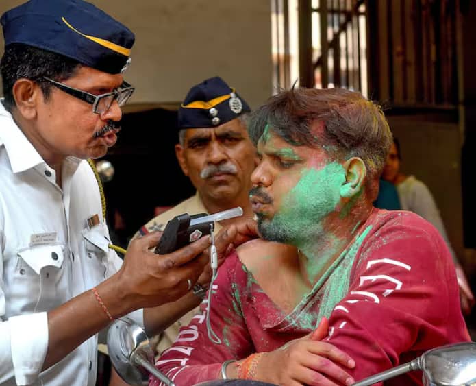 ਜਿਨ੍ਹਾਂ ਲੋਕਾਂ ਕੋਲ ਬੀਮਾ ਨਹੀਂ ਹੈ, ਉਨ੍ਹਾਂ ਨੂੰ ਮੋਟਰ ਵਾਹਨ ਐਕਟ ਦੇ ਤਹਿਤ 2,000 ਰੁਪਏ ਦਾ ਜੁਰਮਾਨਾ ਭਰਨਾ ਪੈ ਸਕਦਾ ਹੈ। ਇਸ ਮਾਮਲੇ ਵਿੱਚ ਤਿੰਨ ਮਹੀਨੇ ਦੀ ਕੈਦ ਵੀ ਹੋ ਸਕਦੀ ਹੈ।