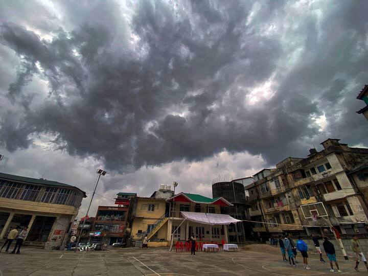 पहाड़ों पर सर्दियों में भी मौसम काफी अच्छा रहा पहाड़ी इलाकों में इस बार जाम के बर्फबारी हुई है जिसका लिस्ट उठाने के लिए सैलानी पहाड़ों की तरफ बड़ी संख्या में पूछे थे लेकिन अब धीरे-धीरे सर्दी का मौसम खत्म हो रहा है और पहाड़ी इलाकों में भी आप धूप नजर आ रही है लेकिन फिर एक बार बदलते मौसम का रुख यह कह रहा है कि पहाड़ों पर थोड़ी बहुत स्नोफॉल और बारिश हो सकती है.