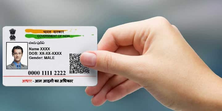 UIDAI (भारतीय विशिष्ट पहचान प्राधिकरण) ने पता बदलने की सुविधा ऑनलाइन और ऑफलाइन दोनों तरीकों से दी है. बायोमेट्रिक अपडेट के लिए आधार केंद्र जाना जरूरी होता है लेकिन एड्रेस चेंज घर बैठे ऑनलाइन किया जा सकता है.