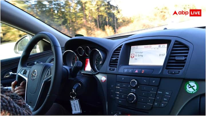 भारत में ड्राइविंग लाइसेंस अधिकतम 40 साल के लिए ही जारी किए जाते हैं. इनकी वैलिडिटी खत्म होने के बाद आपको रिन्यू के लिए आवेदन करना होता है. ऐसा न करने पर आपका लाइसेंस परमानेंट कैंसिल भी हो सकता है.