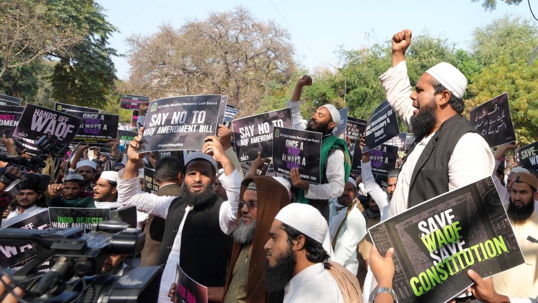 Delhi AIMPB movement against waqf amendment bill Protest in Patna and Vijayawada ANN AIMPLB ने जंतर मंतर पर रणनीति तैयार, वक्फ संशोधन बिल के विरोध में कब-कहां होंगे प्रदर्शन?