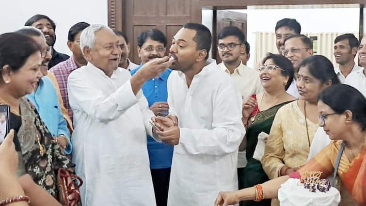 Tejashwi Yadav is Calling Himself Contender for CM Know What Nitish Kumar Son Said तेजस्वी खुद को CM पद का दावेदार बता रहे हैं, क्या कहेंगे? नीतीश कुमार के बेटे ने दिया ये जवाब