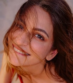 Kriti Kharbanda Pics: रेड बिकिनी पहन बीच पर रेत से खेलती दिखीं कृति खरबंदा, तस्वीरों ने बढ़ाया इंटरनेट का पारा