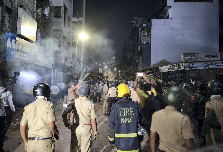 औरंगजेब की कब्र को लेकर विवाद के बीच नागपुर के महाल में सोमवार (17 मार्च) शाम साढ़े आठ बजे के करीब भारी बवाल हो गया. दो गुटे में भयंकर टकराव हो गया. सुबह यहां पर वीएचपी और बजरंग दल ने औरंगजेब की कब्र को लेकर प्रदर्शन किया था. शाम में भालदारपुरा में भीड़ ने पथराव, आगजनी और तोड़फोड़ कर दी. हिंसा भड़क गई. कई गाड़ियों को नुकसान हुआ. कुछ पुलिसकर्मी घायल हो हुए हैं. सीएम देवेंद्र फडणवीस और राज्य के अन्य नेताओं ने शांति बनाए रखने की अपील की है.