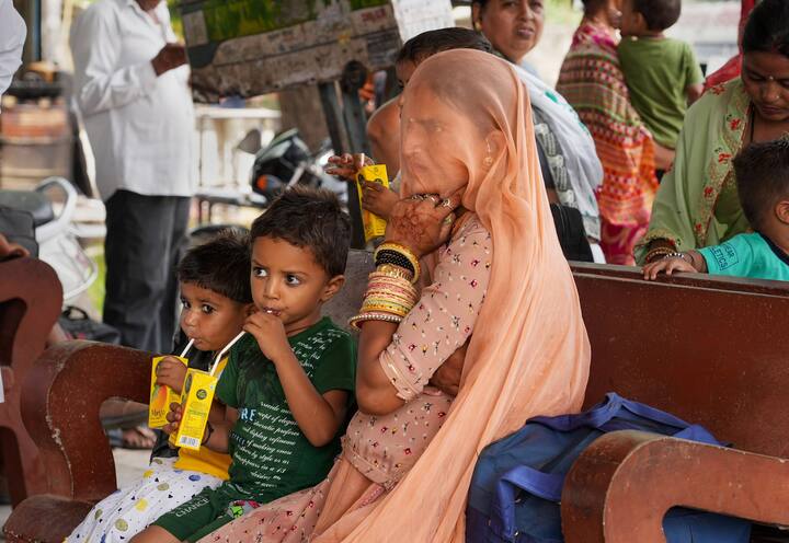 दिल्ली में भी मार्च महीने की दोपहरी इतनी गर्म है कि लोगों के पसीने छूट रहे है. बीते दिनों अभी तक साल का सबसे गर्म दिन भी आया लेकिन अगर देखा जाए तो सर्दी के बाद ही गम दिन आना तो लाजमी है.