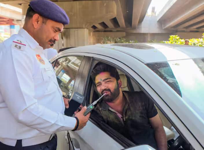 ਇਸ ਤੋਂ ਇਲਾਵਾ, ਜੇਕਰ ਤੁਸੀਂ ਬਿਨਾਂ ਹੈਲਮੇਟ ਦੇ ਬਾਈਕ ਜਾਂ ਸਕੂਟਰ ਚਲਾ ਰਹੇ ਹੋ, ਤਾਂ ਤੁਹਾਨੂੰ ਇੱਕ ਹਜ਼ਾਰ ਰੁਪਏ ਦੇਣੇ ਪੈਣਗੇ। ਬਿਨਾਂ ਲਾਇਸੈਂਸ ਦੇ ਗੱਡੀ ਚਲਾਉਣ 'ਤੇ 5,000 ਰੁਪਏ ਤੱਕ ਦਾ ਜੁਰਮਾਨਾ ਹੋ ਸਕਦਾ ਹੈ।