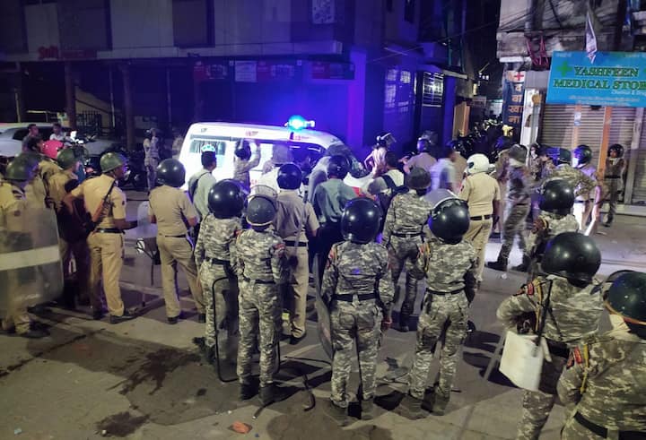 नागपुर में पुलिस ने एहतियातन धारा 163 लागू कर दी है. सूत्रों की मानें तो इस घटना को लेकर 15 लोगों को गिरफ्तार किया गया है. वहीं 40-45 लोगों को हिरासत में लिया गया है. नागपुर पुलिस ने कहा कि महाल इलाके में पत्थरबाजी और आगजनी की घटना के बाद नागपुर पुलिस ने शहर में निषेधाज्ञा जारी कर दी है. पुलिस अपराधियों की पहचान करने के लिए सीसीटीवी फुटेज और उनके पास मौजूद दूसरे वीडियो क्लिप्स को खंगाल रही है, मामले में एफआईआर दर्ज करने की प्रक्रिया चल रही है. पुलिस ने शहर में शांति बनाए रखने और नागपुर में कानून-व्यवस्था बनाए रखने में सहयोग करने की अपील भी की है.