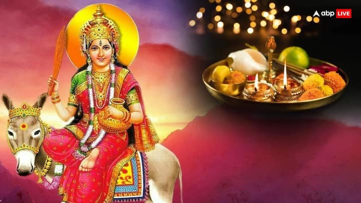 शीतला माता की पूजा करने वाली महिलाओं को इस दिन ठंडे पानी से स्नान करना चाहिए. गर्म पानी का प्रयोग न करें. चूल्हा न जलाएं.