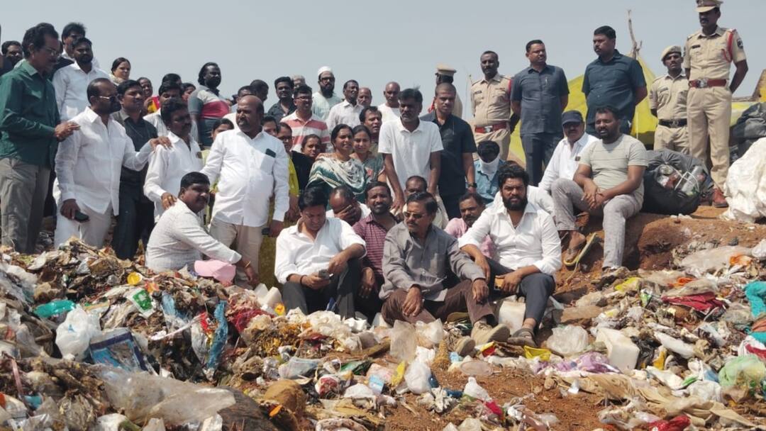 BRS MLA Protest: రెండో రోజు కూడా చెత్తలో కూర్చొని బీఆర్ఎస్ ఎమ్మెల్యే నిరసన, ఆ పరిస్థితి ఎందుకొచ్చింది? Malkajgiri MLA Marri Rajasekhar Reddy continues protest by sitting in garbage for second day BRS MLA Protest: రెండో రోజు కూడా చెత్తలో కూర్చొని బీఆర్ఎస్ ఎమ్మెల్యే నిరసన, ఆ పరిస్థితి ఎందుకొచ్చింది?