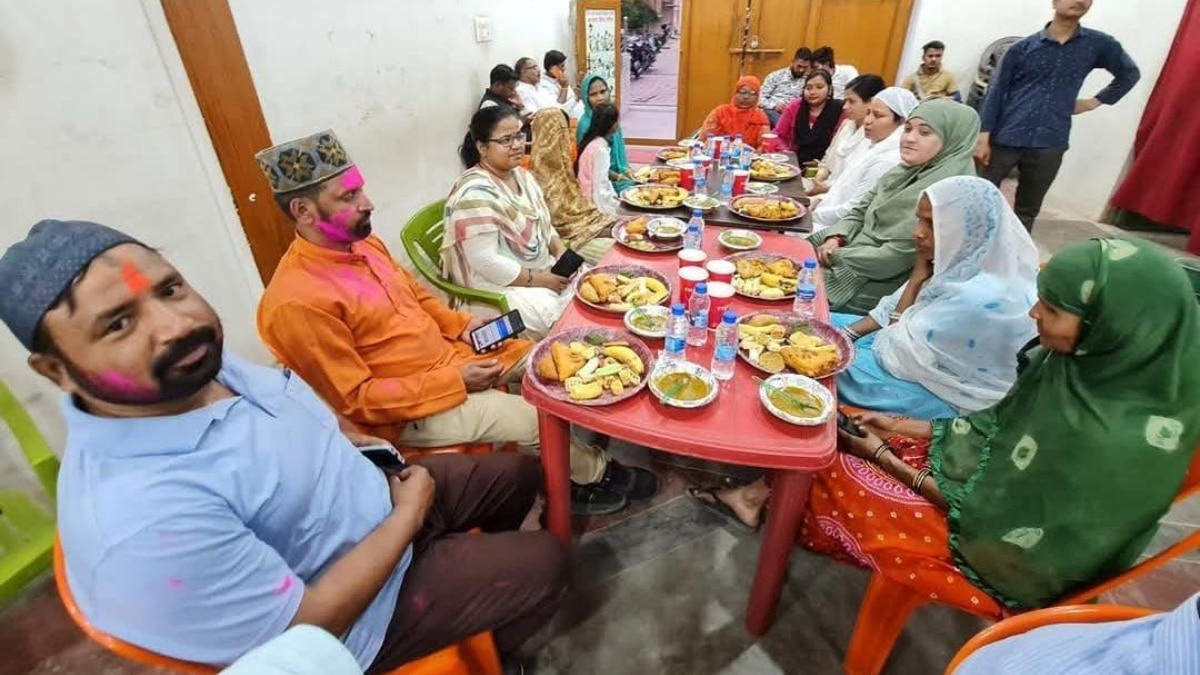 वाराणसी: एक जगह हुआ रोजा इफ्तार और होली मिलन, हिंदू-मुस्लिमों ने एक-दूसरे को लगाया अबीर गुलाल