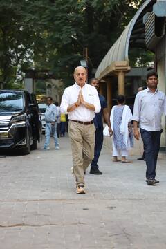 Deb Mukerji Prayer Meet: पिता की प्रेयर मीट में बेहद उदास दिखे अयान मुखर्जी, रणबीर-विक्की समेत ये स्टार्स भी पहुंचे