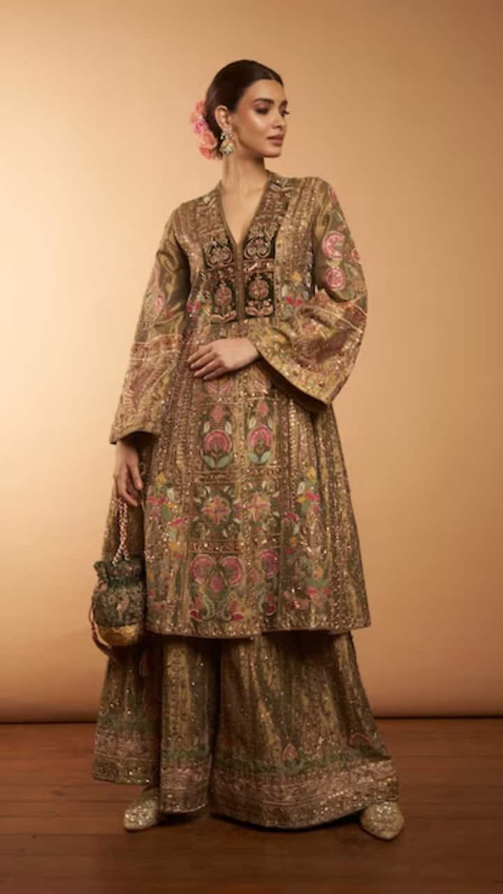हैवी वर्क शरारा सूट - ईद के मौके पर हैवी वर्क शरारा सूट पहन सकती हैं, ये आपको ईद पर एक स्टाइलिश और रॉयल लुक देगा. इस हेवी वर्क शरारा सूट लुक के साथ आप लाइट मेकअप, मैचिंग झुमके और हेयर एक्सेसरीज कैरी कर सकती हैं. हैवी वर्क शरारा सूट पर आपको एम्ब्रॉयडरी हैवी सीक्वेंस वर्क मिलता है. जो ईद के लिए एक बेस्ट ऑप्शन है.