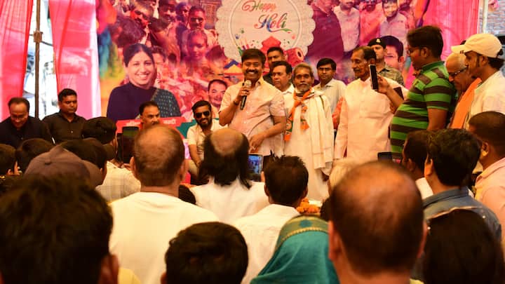 सोशल मीडिया पर मंत्रिमंडल का जलेबी बनाते हुए वीडियो जमकर वायरल हो रहा है. लोग इस पर तरह-तरह के कमेंट भी कर रहे हैं. कोई इसके बहाने उन्हें जमीनी नेता बता रहा है तो कोई यह कह रहा है कि बीजेपी के नेताओं को आने वाले दिनों में अब यही काम करना पड़ेगा.