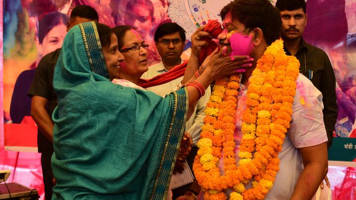 मंत्री नंदी ने यहां कार्यकर्ताओं के बीच होली गीतों पर पहले ठुमके लगाए और अबीर गुलाल लगाकर उन्हें होली की मुबारकबाद दी. उसके बाद वह खुद ही जलेबी छानने के लिए बैठ गए. इस दौरान उनकी मीडिया टीम समेत अन्य लोगों ने मोबाइल और वीडियो बना लिया और उसे सोशल मीडिया पर वायरल कर दिया.