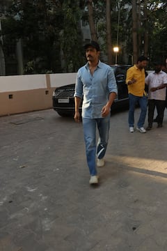 Deb Mukerji Prayer Meet: पिता की प्रेयर मीट में बेहद उदास दिखे अयान मुखर्जी, रणबीर-विक्की समेत ये स्टार्स भी पहुंचे