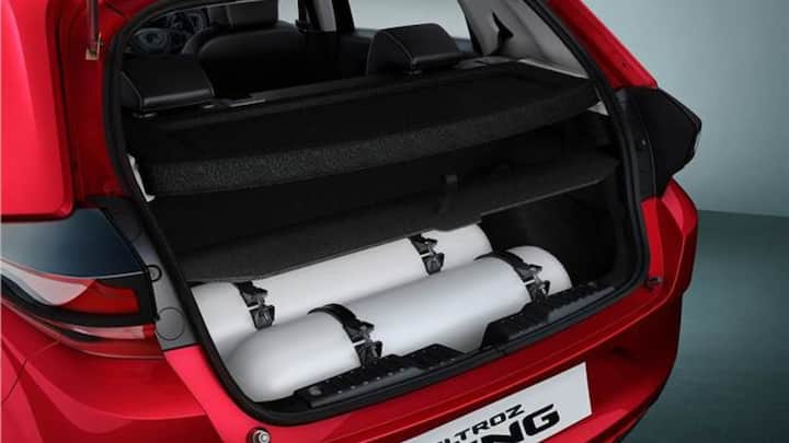 अगर आप सीएनजी कार चलाते हैं. तो फिर आपके लिए कार में सिगरेट पीना मौत को बुलवा देना हो सकता है. क्योंकि अगर सीएनजी कार में गैस लीक होती है, और उस वक्त आप गाड़ी में बैठकर सिगरेट पी रहे हैं. तो ब्लास्ट हो सकता है.