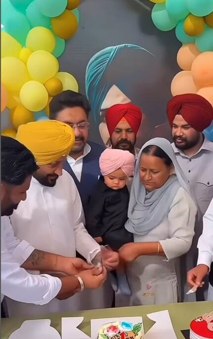 छोटे सिद्धू अपने पहले बर्थडे पर बहुत ही क्यूट लग रहे हैं. ब्लैक कुर्ता-पजामा और पगड़ी पहने अपनी मां की गोद में नजर आ रहे हैं. केक काटते समय वो बहुत प्यारे लग रहे हैं.