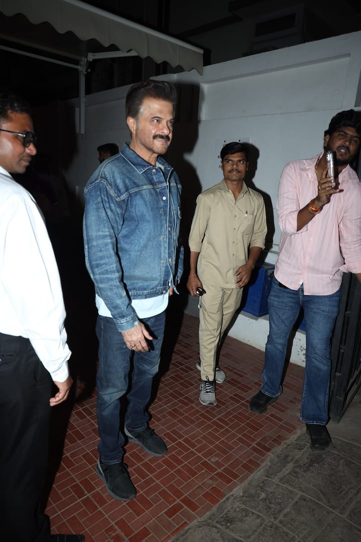 बी-टाउन के एवरग्रीन एक्टर अनिल कपूर को उनकी फैमिली के साथ मुंबई के बांद्रा एरिया में स्पॉट किया गया.