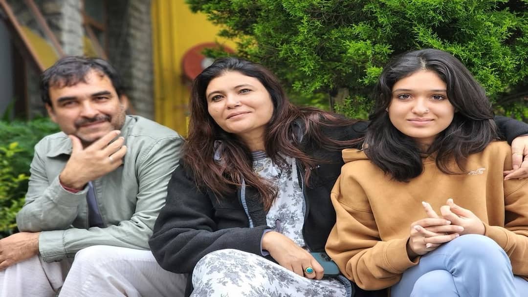 Pankaj Tripathi’s Daughter Aashi Marks Her Acting Debut In Vibrant Music Video 'Rang Daaro' Pankaj Tripathi’s Daughter Aashi Marks Her Acting Debut In Vibrant Music Video 'Rang Daaro' Pankaj Tripathi’s Daughter Aashi Marks Her Acting Debut In Vibrant Music Video 'Rang Daaro'