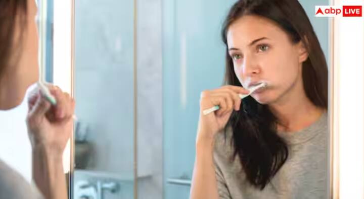 ਦਿਨ ਚ ਦੋ ਵਾਰ ਦੰਦਾਂ ਨੂੰ ਸਾਫ ਕਰਨਾ ਇੱਕ ਚੰਗੀ ਆਦਤ ਮੰਨੀ ਜਾਂਦੀ ਹੈ। ਪਰ ਬਹੁਤ ਸਾਰੇ ਲੋਕ ਰਾਤ ਨੂੰ ਸੌਣ ਤੋਂ ਪਹਿਲਾਂ ਬੁਰਸ਼ ਨਹੀਂ ਕਰਦੇ, ਉਨ੍ਹਾਂ ਨੂੰ ਦਿਲ ਦੀ ਬਿਮਾਰੀ ਦਾ ਖ਼ਤਰਾ ਹੋ ਸਕਦਾ ਹੈ।