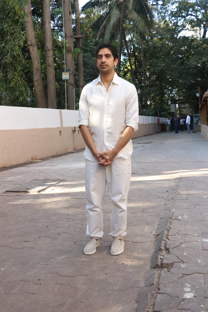 As photographers expressed concerns about the spot allocated to them—one that did not offer an unobstructed view of all the arriving guests—Ayan explained the family’s decision. He urged them to be understanding, emphasising that the occasion was deeply personal.
