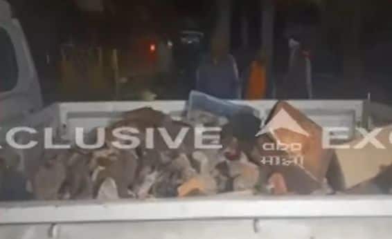 सफेद रंगाची ही ट्रॉली दिसत आहे. यामध्ये दगड असल्याचे देखील दिसत आहे.