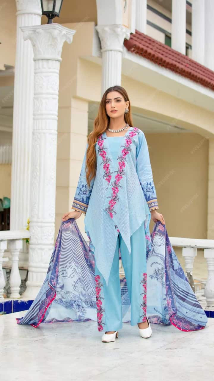 स्कर्ट स्टाइल सूट - इन सभी सूट के अलावा आप इस ईद स्कर्ट स्टाइल सूट ट्राई कर सकती हैं. स्कर्ट स्टाइल सूट आपको सबसे हटकर एक यूनिक लुक देंगें और यह ईद पर आपके लिए कंफर्टेबल भी रहेंगे. इस सूट के साथ आप लॉन्ग झुमके, मेकअप और गले में कोई लाइट नेकलेस कैरी करें.