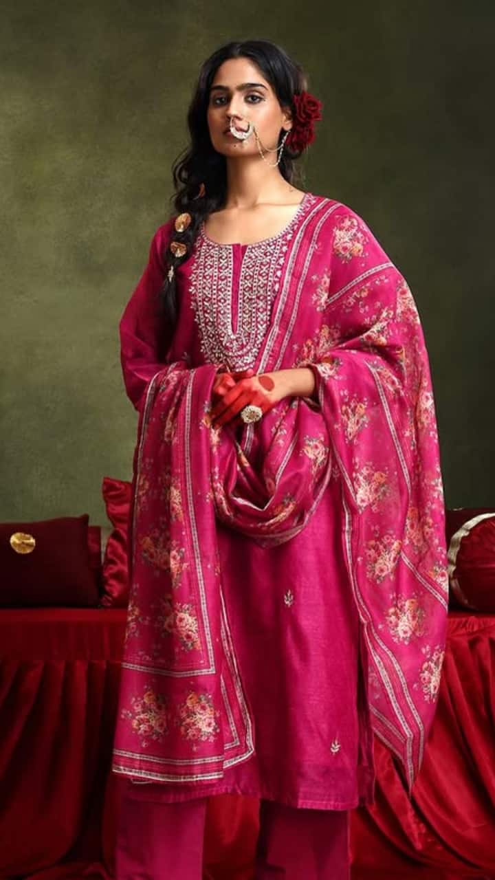 एम्ब्रायडरी सूट - ईद के इस खास मौके पर आप एम्ब्रायडरी सूट भी ट्राई कर सकती हैं. एम्ब्रायडरी सूट काफी चलन में भी हैं, जो आपको एक डिजाइन और ग्रेसफुल लुक देते हैं. इस सूट के साथ आप बड़ा सा मांग टीका और पासा लगाकर कंप्लीट लुक पा सकती हैं. इसके अलावा आप एम्ब्रायडरी सूट के साथ एक छोटा और हैवी डिजाइन वाला पर्स भी कैरी कर सकती हैं.
