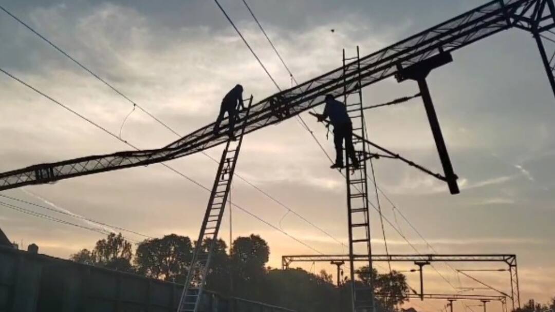 Amethi Accident Dumper Breaks Railway Crossing and Collieded Goods Train ann अमेठी में रेल हादसा, क्रांसिग तोड़ ट्रैक पर पहुंचा डंपर, मालगाड़ी ने 100 मीटर तक घसीटा