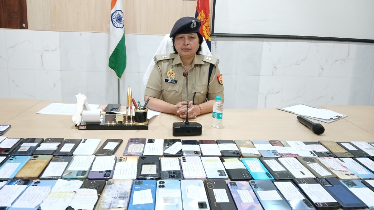 अलीगढ़ पुलिस ने 71 लोगों को लौटाई खुशी, 12 लाख से ज्यादा के मोबाइल ढूंढ निकाले