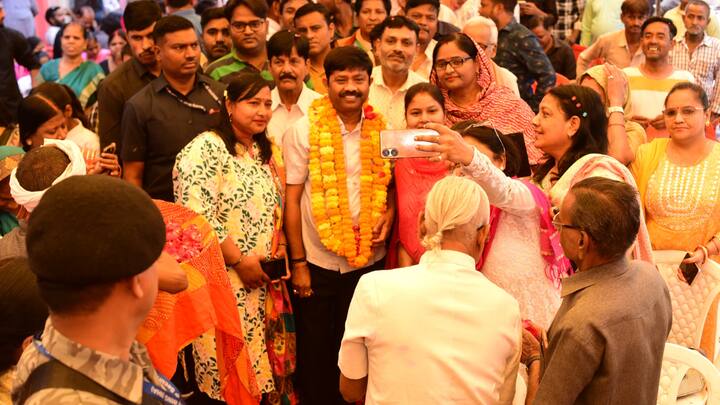 यह वीडियो मंत्री नंदी के मीडिया सलाहकार बालाजी केसरवानी की तरफ से जारी भी किया गया है. मंत्री की टीम की तरफ से बताया गया है कि यह वीडियो प्रयागराज शहर के कीडगंज इलाके का है.