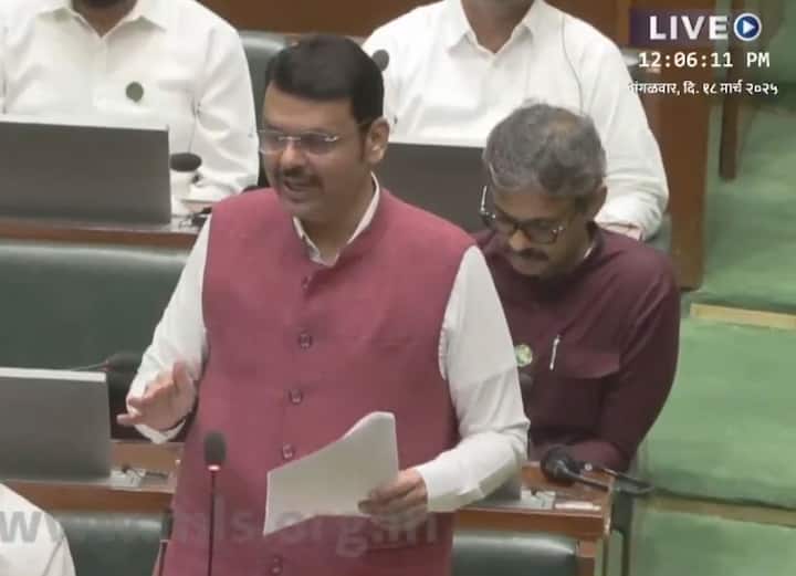 एका अधिकाऱ्यावर कुऱ्हाडीने घाव केला आहे. पोलिसांवर ज्यांनी हल्ला केला आहे, त्यांना सोडलं जाणार नाही, असा इशाराही देवेंद्र फडणवीसांनी दिला.