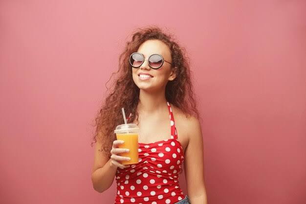 दोपहर 12 से 3 बजे तक धूप के सीधे संपर्क में आने से बचें. चाय, कॉफी और कोल्ड ड्रिंक न पिएं, ताकि डिहाइड्रेशनन हो. चाय, कॉफी और कोल्ड ड्रिंक सेहत के लिए खतरनाक हो सकते हैं.