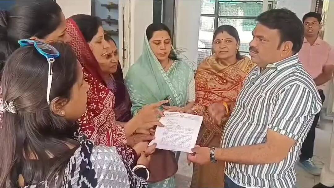 उज्जैन में निगम अधिकारी ने महिला सब इंजीनियर पर शारीरिक संबंध बनाने के लिए बनाया दबाव, शिकायत दर्ज Ujjain corporation officer forced female sub-engineer to have physical relationship complaint lodged ann उज्जैन में निगम अधिकारी ने महिला सब इंजीनियर पर शारीरिक संबंध बनाने के लिए बनाया दबाव, शिकायत दर्ज