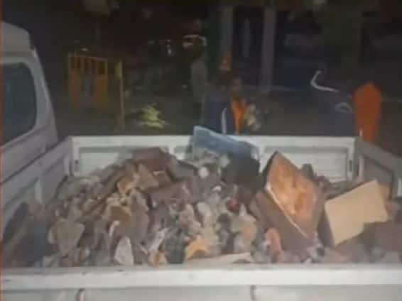 पोलिसांना एक दगड भरलेली ट्रॉली मिळाली. या ट्रॉलीमध्ये मोठ्या प्रमाणात दगड भरलेले होते, असंही देवेंद्र फडणवीस म्हणाले.