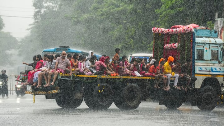 বুধবার থেকে আংশিক মেঘলা আকাশের সম্ভাবনা আরও বাড়বে। বৃহস্পতিবার থেকে মেঘলা আকাশ; বজ্রবিদ্যুৎসহ ঝড় বৃষ্টির সম্ভাবনা। শনিবার পর্যন্ত ঝড়-বৃষ্টি থাকার সম্ভাবনা। আংশিক মেঘলা আকাশের কারণে দিনের তাপমাত্রা স্বাভাবিকের নিচে নামল।