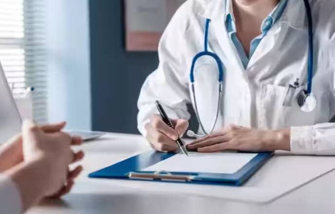 ਯੋਗਤਾ ਦੇ ਮਾਪਦੰਡ ਪੂਰੇ ਕਰਨ ਵਾਲੇ ਨਾਗਰਿਕਾਂ ਨੂੰ ਆਯੁਸ਼ਮਾਨ ਭਾਰਤ ਯੋਜਨਾ ਦੇ ਤਹਿਤ ਮੁਫ਼ਤ ਇਲਾਜ ਕਰਵਾਉਣ ਦਾ ਮੌਕਾ ਮਿਲਦਾ ਹੈ। ਇਸ ਯੋਜਨਾ ਤਹਿਤ ਸਿਰਫ਼ ਸਰਕਾਰੀ ਹਸਪਤਾਲਾਂ ਵਿੱਚ ਹੀ ਨਹੀਂ ਸਗੋਂ ਨਿੱਜੀ ਹਸਪਤਾਲਾਂ ਵਿੱਚ ਵੀ ਮੁਫ਼ਤ ਇਲਾਜ ਉਪਲਬਧ ਹੈ।