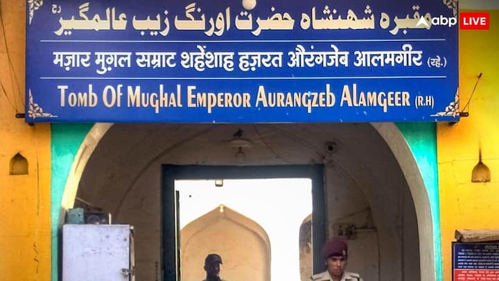 महाराष्ट्र के अलग-अलग शहरों में इस तरह के प्रदर्शन देखने को मिले. केंद्र में कहानी सिर्फ एक है वो ये कि संभाजीनगर से औरंगजेब की कब्र हटाई जाए. इस कब्र विरोध को सियासी हवा देने तेलंगाना से महाराष्ट्र पहुंचे हैं बीजेपी के फायरब्रांड हिंदुत्ववादी नेता टी राजा सिंह.