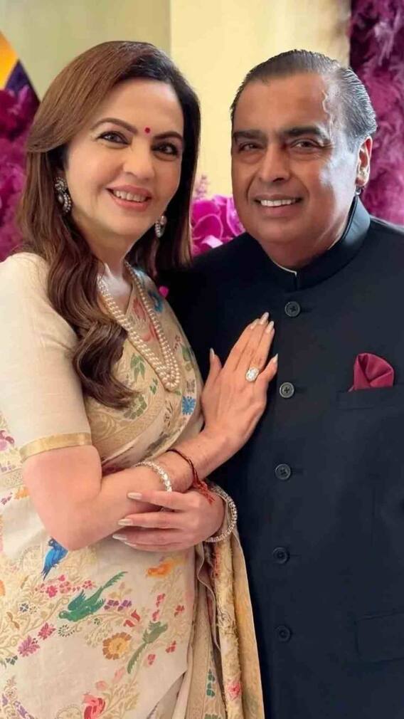 मुकेश और नीता अंबानी ने अपनी शादी की सालगिरह पर बनवाया गोल्डन केक, तस्वीरें देख हैरान रह जाएंगे आप