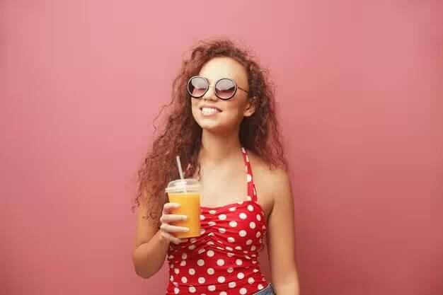 જો તમે આકરા તડકા અને આકરી ગરમીથી રાહત મેળવવા માટે ઠંડા પીણા પીતા હોવ તો સાવચેત રહો. આ સ્વાસ્થ્ય માટે ખતરનાક બની શકે છે. કેન્દ્રીય સ્વાસ્થ્ય મંત્રાલયના નેશનલ પ્રોગ્રામ ઓન ક્લાઈમેટ ચેન્જ એન્ડ હ્યુમન હેલ્થ (NPCCHL) એ ઠંડા પીણાને લઈને ચેતાવણી જાહેર કરી છે. આ સિવાય કાળઝાળ ગરમીમાં ચા અને કોફીને અવગણવાની પણ સલાહ આપવામાં આવે છે. આ કાર્બોનેટેડ કોલ્ડ ડ્રિંક્સમાં ઘણી બધી ખાંડ હોય છે, જેનાથી શરીરમાં પાણી ઓછું થાય છે. ગરમીના સંપર્કમાં આવવાથી ઘણા જોખમો થઈ શકે છે.