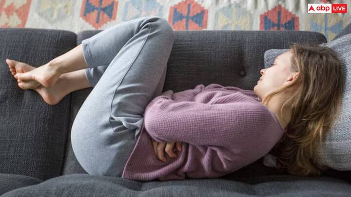 पीरियड्स साइिकल 21 से 35 दिनों के बीच रहता है. इसके साथ होने वाले कुछ असामान्य लक्षण चिंताजनक और परेशान करने वाले हो सकते हैं. उनमें से एक है पैरों में ऐंठन, जो शायद हर किसी को न हो, लेकिन जब ऐसा होता है. तो आपको दर्द से निपटने के कारणों और तरीकों को समझना चाहिए.